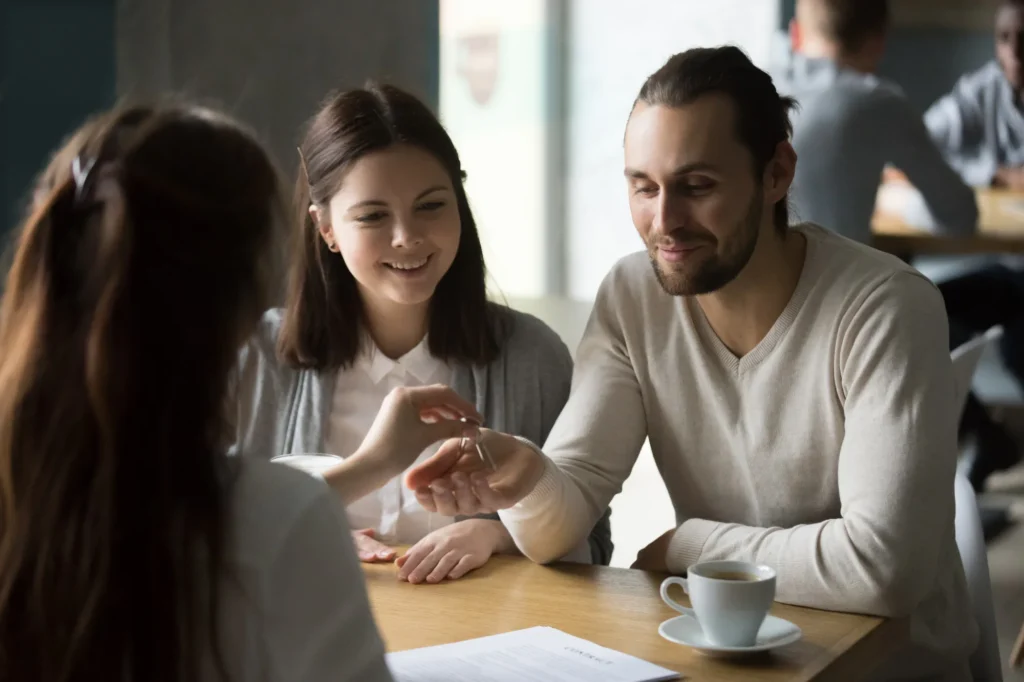 Couple recevant les clés de son logement après un projet immobilier