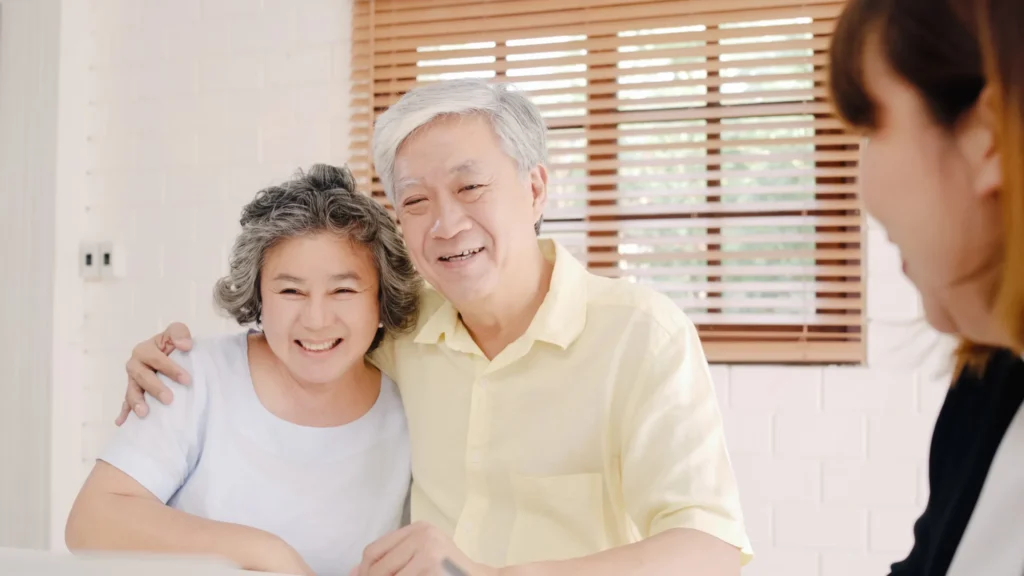 Couple senior échangeant avec une conseillère en assurance santé