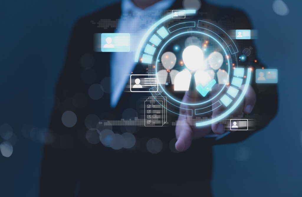 Dirigeant consultant une interface de données sur les effectifs de l’entreprise
